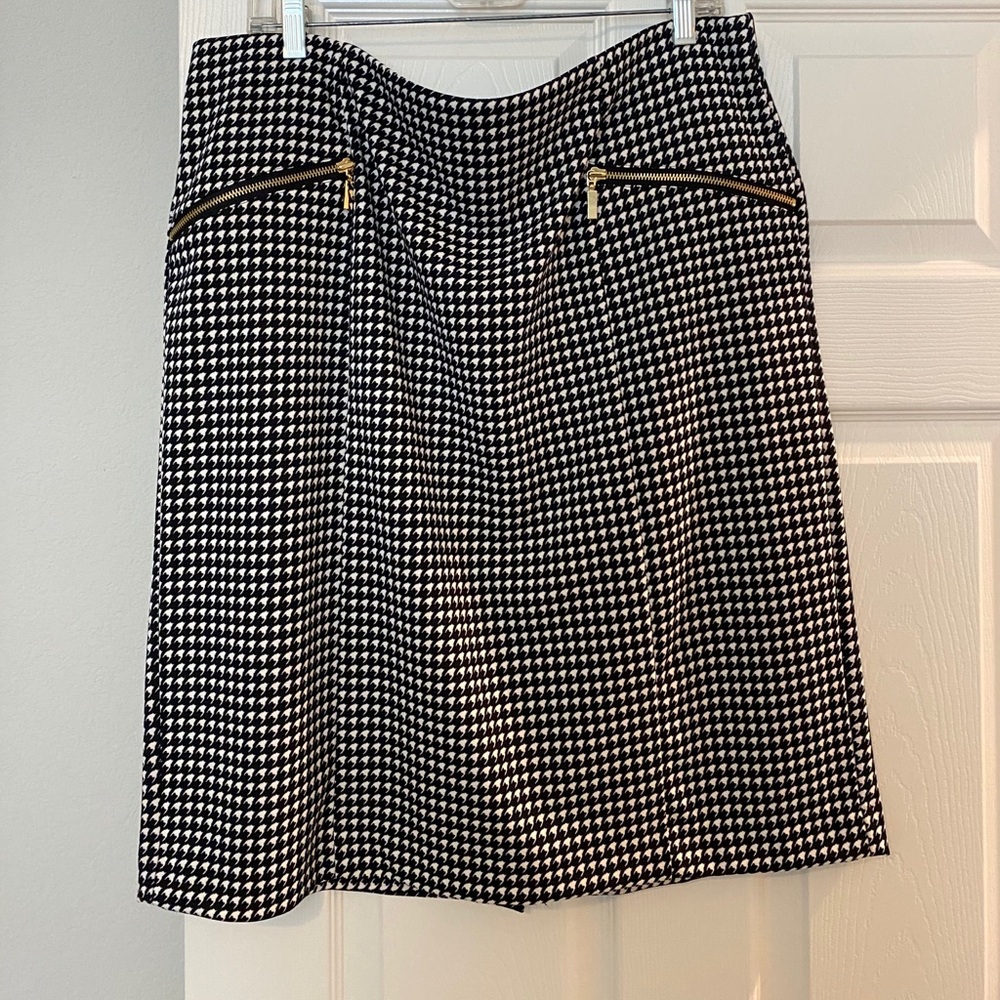 Beautiful Alfani skirt size 16W.